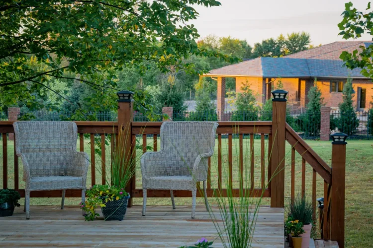 Custom Wood Decks vs. Composite Decks: What’s Best for Your Backyard?